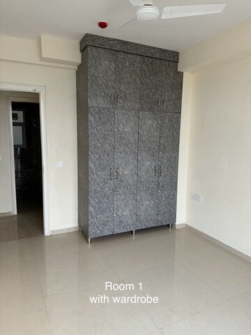 Room in 3 BHK Apartment at Omaxe The Palace, Gomti Nagar – for Rent