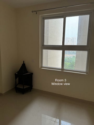 Room in 3 BHK Apartment at Omaxe The Palace, Gomti Nagar – for Rent