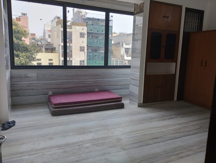Room, nirman vihar 3 Bedroom 190 Sq.Yd. Apartment In Nirman Vihar Delhi 8211418