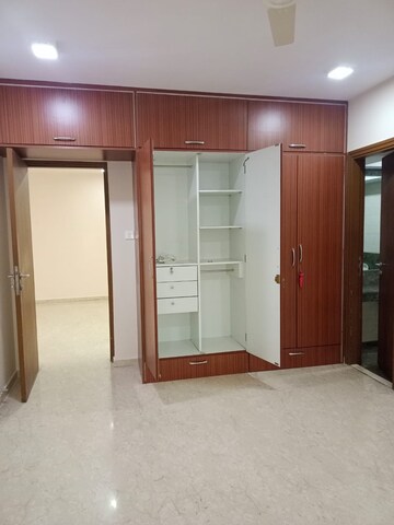 Room in 3 BHK Apartment at K Raheja Vistas, Andheri East – for Rent