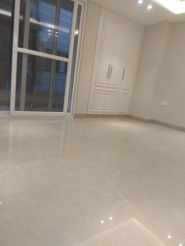 Room in 4 BHK Builder Floor at Maharani Bagh – for Rent