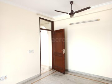 Room in 3 BHK Builder Floor at Sector 26 – for Rent