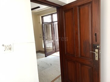 Room in 3 BHK Builder Floor at Sector 26 – for Rent