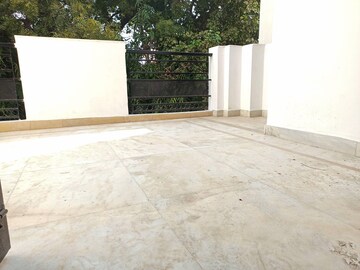 Room in 3 BHK Builder Floor at Sector 26 – for Rent