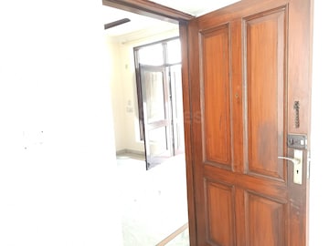 Room in 3 BHK Builder Floor at Sector 26 – for Rent