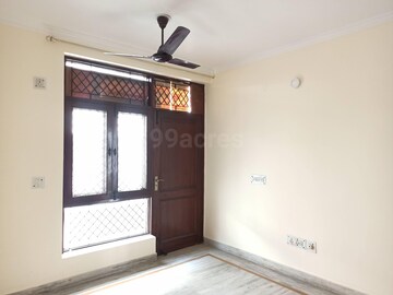Room in 3 BHK Builder Floor at Sector 26 – for Rent