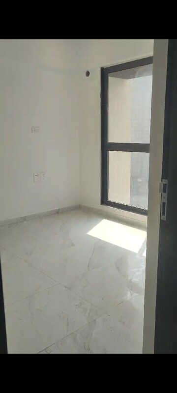 Room in 2 BHK Apartment at Dev Leo Tower, Oshiwara – for Rent