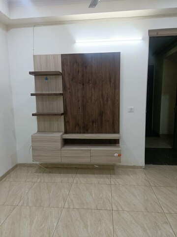 Room in 3 BHK Apartment at Gaur City 2 - 14th Avenue, Sector 16c Greater Noida – for Rent