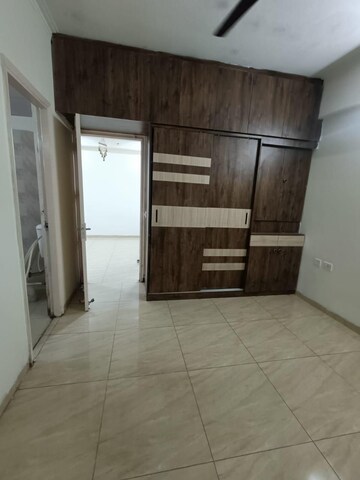 Room in 3 BHK Apartment at Gaur City 2 - 14th Avenue, Sector 16c Greater Noida – for Rent