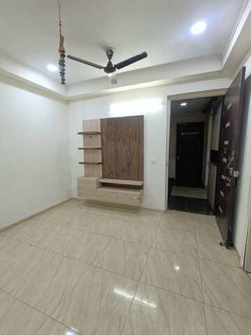 Room in 3 BHK Apartment at Gaur City 2 - 14th Avenue, Sector 16c Greater Noida – for Rent