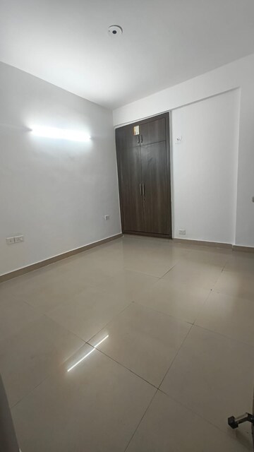 Room in 2.5 BHK Apartment at Supertech Cape Town, Sector 74 – for Sale