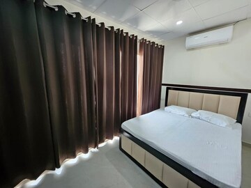 Bedroom in 2 BHK Builder Floor at Sector 27 – for Rent