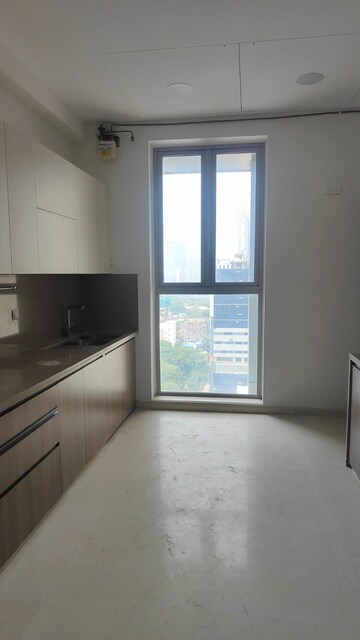 Room in 4 BHK Apartment at Kalpataru Avana, Parel – for Sale