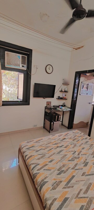 Master Bedroom in 3 BHK Apartment at Vile Parle East – for Rent
