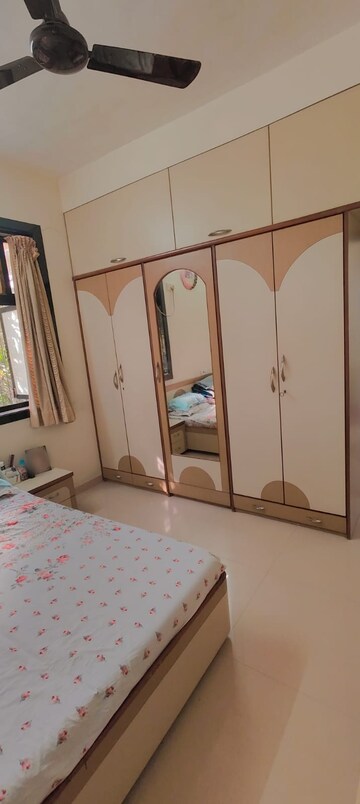 Furnished Amenities in 3 BHK Apartment at Vile Parle East – for Rent