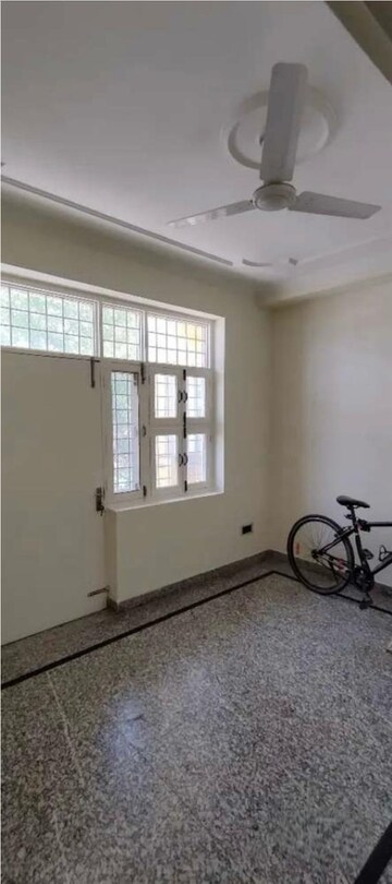 Room in 3 BHK Builder Floor at Palam Vihar Residents Association, Palam Vihar – for Rent