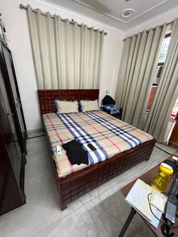 Bedroom in 2 BHK Builder Floor at Sector 40 – for Rent