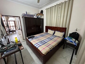Bedroom in 2 BHK Builder Floor at Sector 40 – for Rent