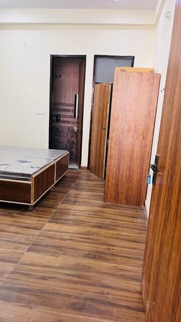 Furnished Amenities in 3 BHK Apartment at Dilshad Garden – for Rent