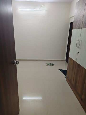 Room in 3 BHK Apartment at Dilshad Garden – for Rent