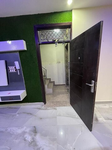 Master Bedroom in 3.5 BHK Builder Floor at Dwarka Mor – for Rent