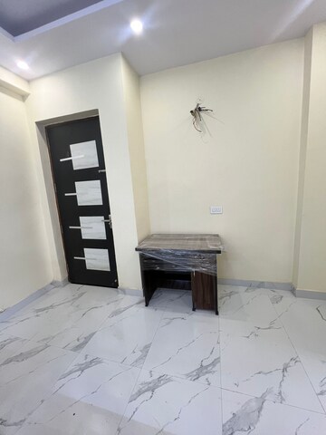 Room in 1 BHK Builder Floor at Sector 38 – for Rent