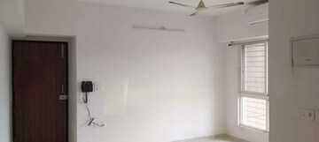 Room in 1 BHK Apartment at Lodha Amara, Kolshet Road – for Rent