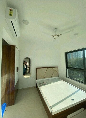 Room in 2 BHK Apartment at Kalpataru Immensa, Kolshet Road – for Rent