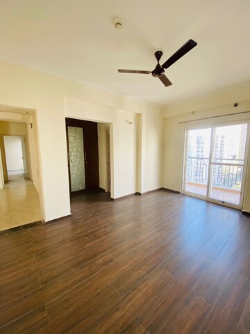Room in 3 BHK Apartment at Amrapali Silicon City, Sector 76 – for Rent