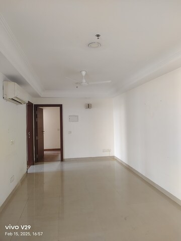 Room in 4 BHK Apartment at Emerald Green, Sector 52 – for Sale