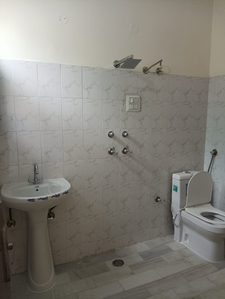 Bathroom, dhakoli village 3 Bedroom 1250 Sq.Ft. Builder Floor In Dhakoli Village Zirakpur 8213485