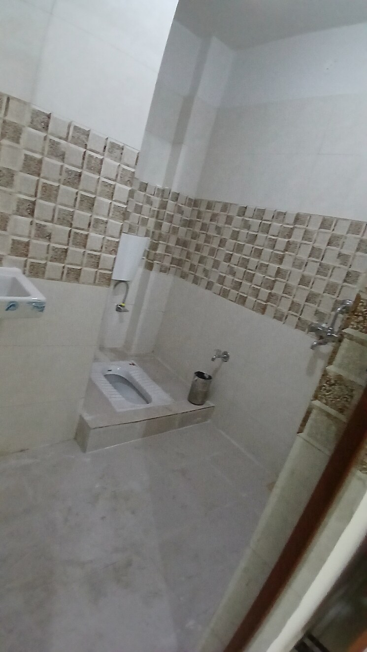 Bathroom, zakir nagar 3 Bedroom 675 Sq.Ft. Apartment In Zakir Nagar Delhi 8213515