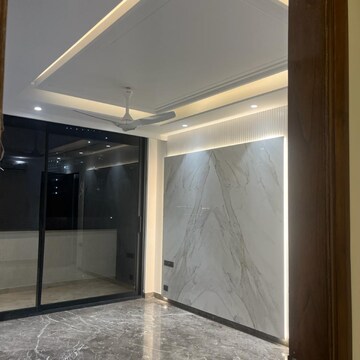Room in 4 BHK Builder Floor at Ansal Sushant Lok I, Sector 43 – for Rent
