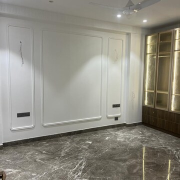 Building Lobby in 4 BHK Builder Floor at Ansal Sushant Lok I, Sector 43 – for Rent