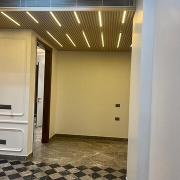 Building Lobby in 4 BHK Builder Floor at Ansal Sushant Lok I, Sector 43 – for Rent