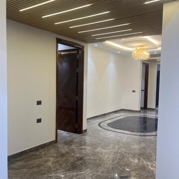 Room in 4 BHK Builder Floor at Ansal Sushant Lok I, Sector 43 – for Rent