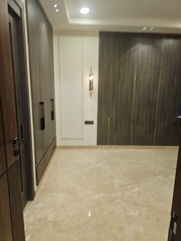 Furnished Amenities in 3 BHK Builder Floor at Surajmal Vihar – for Rent