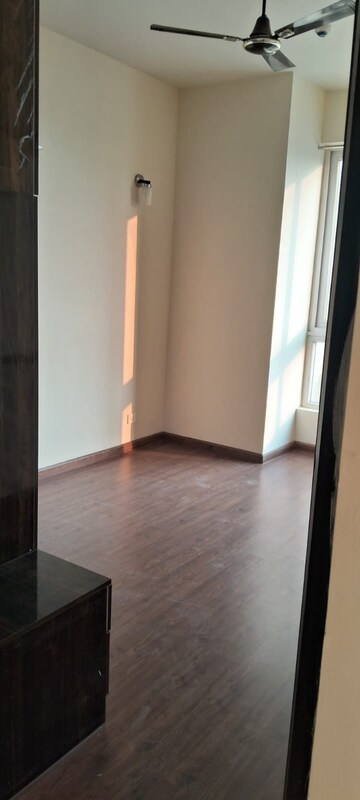 Room in 4 BHK Apartment at Indiabulls Enigma, Sector 110 – for Rent
