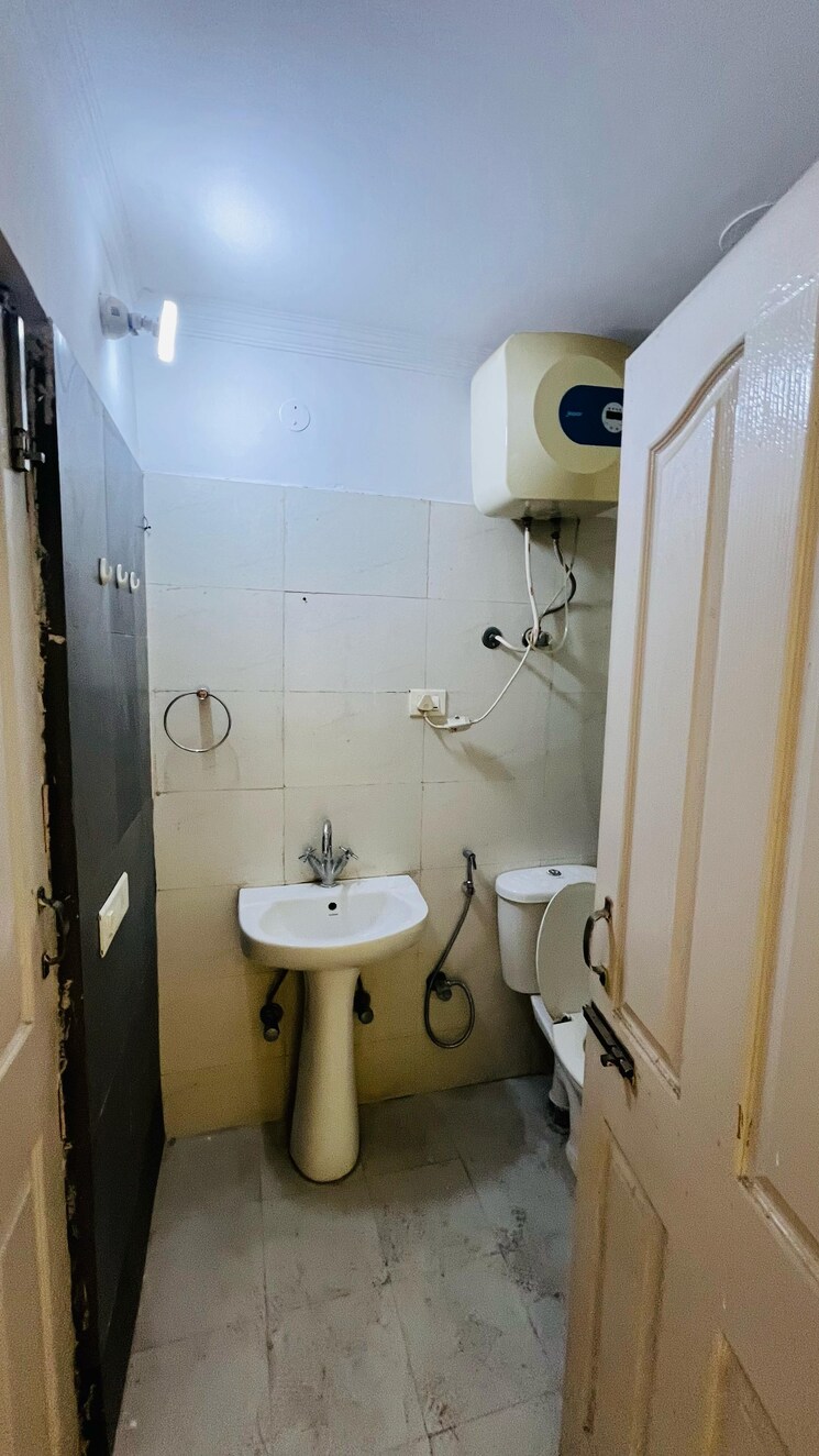 Bathroom, maya-garden-city 3 Bedroom 1852 Sq.Ft. Apartment In Lohgarh Zirakpur 8214356