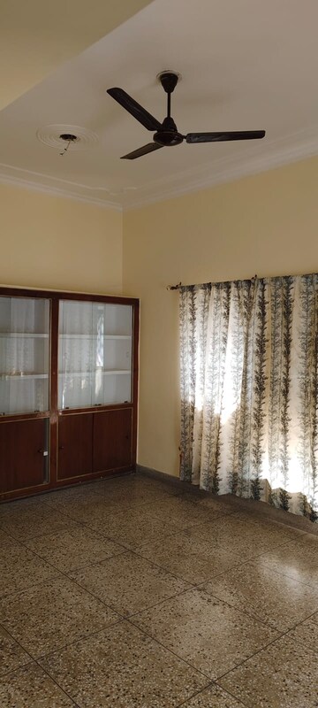 Room in 3 BHK Independent House at Gomti Nagar – for Rent