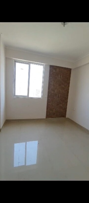 Room in 2 BHK Apartment at Amrapali Golf Homes, Sector 4, Greater Noida – for Rent