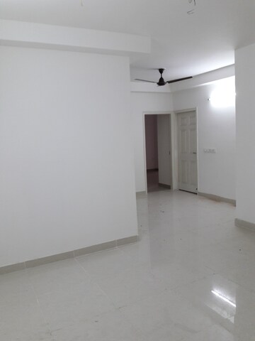 Room in 2.5 BHK Apartment at Express Zenith, Sector 77 – for Rent