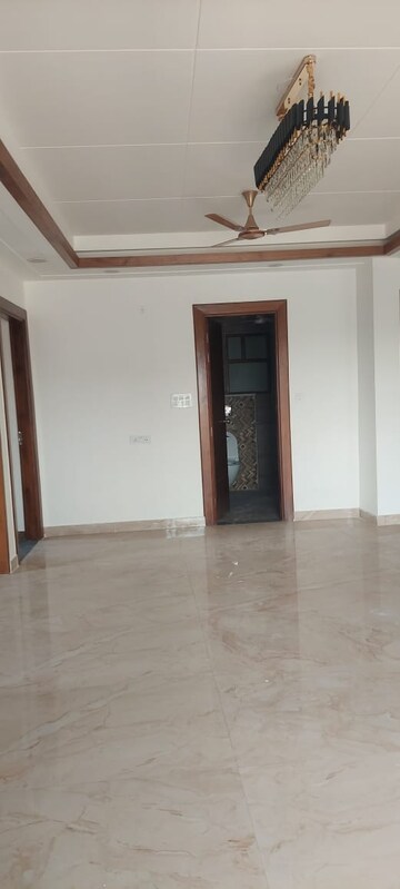 Room in 4 BHK Builder Floor at Sector 28 – for Rent