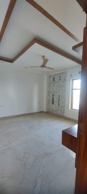 Room in 4 BHK Builder Floor at Sector 28 – for Rent