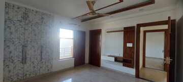 Room in 4 BHK Builder Floor at Sector 28 – for Rent