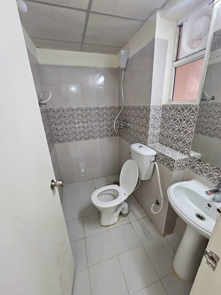 Bathroom, gaur-city-2-14th-avenue 3 Bedroom 719 Sq.Ft. Apartment In Sector 16c Greater Noida Greater Noida 8214704