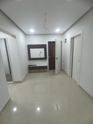 Room in 1 BHK Apartment at Lodha Vista, Lower Parel – for Rent