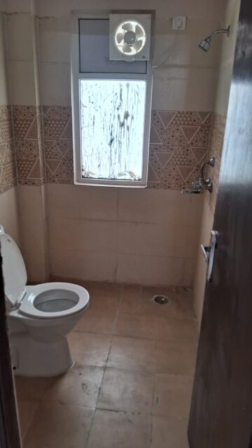 Master Bedroom in 2.5 BHK Apartment at Amrapali Golf Homes, Sector 4, Greater Noida – for Rent