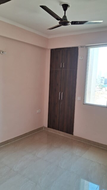 Room in 2.5 BHK Apartment at Amrapali Golf Homes, Sector 4, Greater Noida – for Rent
