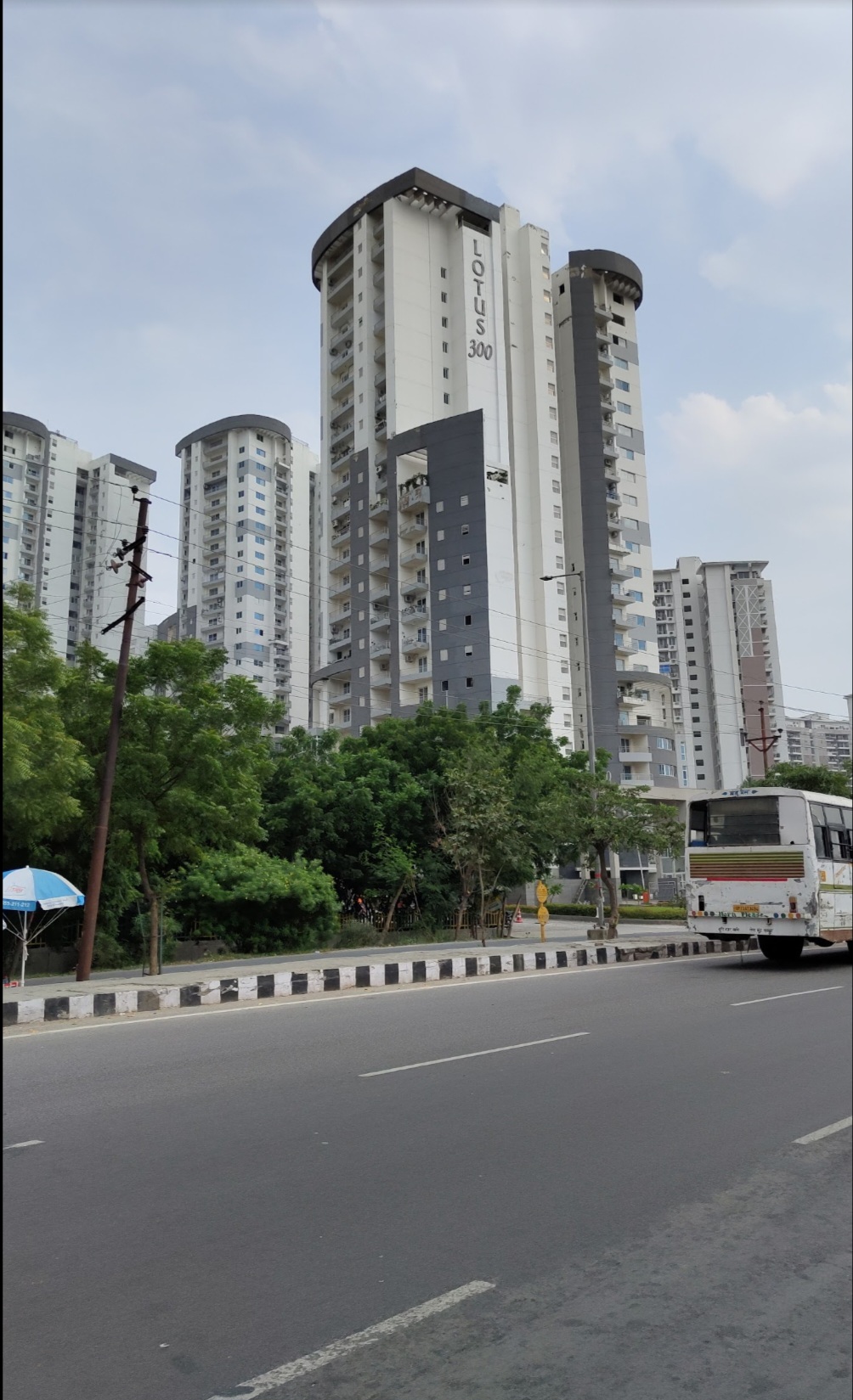 3.5 BHK + Servant Room,Study Room,Extra Room 4650 Sq.Ft. Apartment in 3C Lotus 300